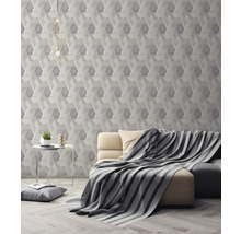 Wohnzimmer mit moderner Tapete, Sofa und Beistelltisch.