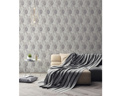 Wohnzimmer mit moderner Tapete, Sofa und Beistelltisch.