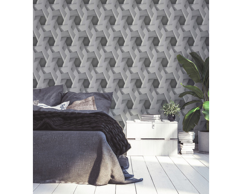 Schlafzimmer mit Bett, Nachttisch und geometrischer Tapete