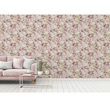 Wohnraum mit floral gemusterter Tapete, Sofa und Beistelltisch
