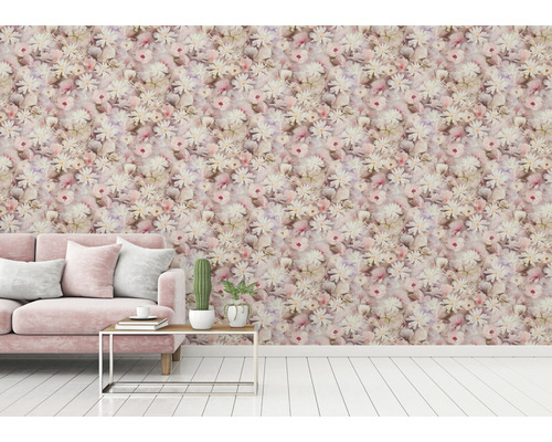 Wohnraum mit floral gemusterter Tapete, Sofa und Beistelltisch