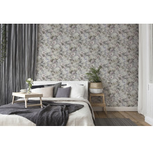 Schlafzimmer mit floraler Tapete, Bett und Vorhängen für eine gemütliche Atmosphäre.