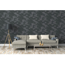 Wohnzimmer mit grauer Couch, Stehlampe und Wand mit Hexagon-Muster