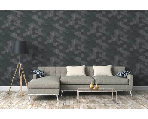 Wohnzimmer mit grauer Couch, Stehlampe und Wand mit Hexagon-Muster