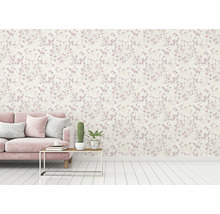 Wohnzimmer mit rosa Sofa und Wandtapete mit Blumenmuster