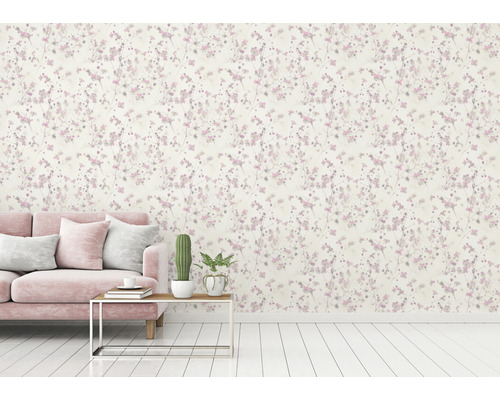 Wohnzimmer mit rosa Sofa und Wandtapete mit Blumenmuster