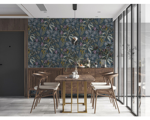 Esszimmer mit Esstisch, Stühlen, Anrichte und Dschungeltapete
