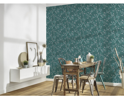 Wohnraum mit Esstischgruppe und gemusterter Tapete in floralem Design