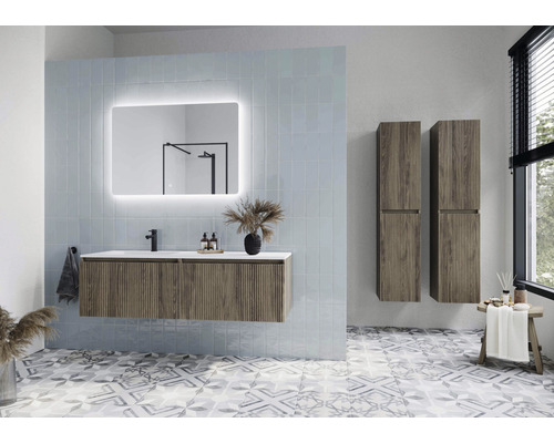 Modernes Badezimmer mit Waschtisch, beleuchtetem Spiegel und Hochschränken