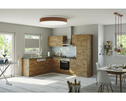 Cuisine d''habitation moderne avec façades en bois, table à manger et divers éléments de décoration dans une pièce lumineuse.