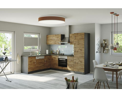 Cuisine claire avec éléments en bois, évier, cuisinière et table à manger