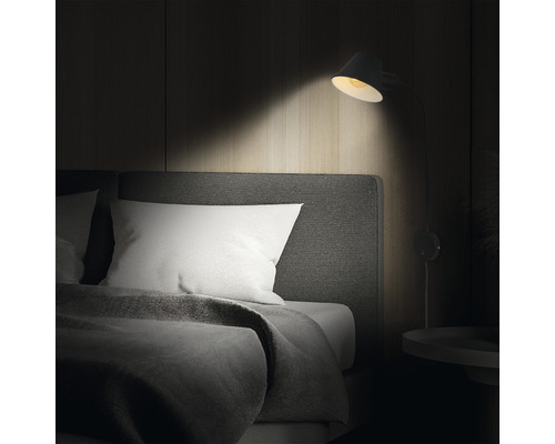 Wandleuchte über einem Bett zur Schlafzimmerbeleuchtung