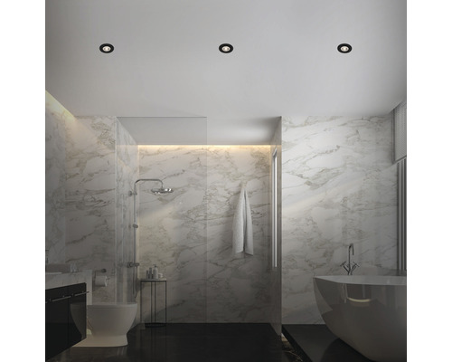 Salle de bain moderne avec douche, baignoire et murs en marbre