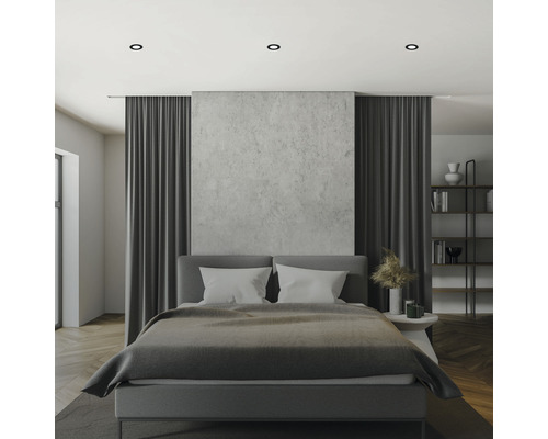 Chambre à coucher avec lit, rideaux et spots encastrés au plafond