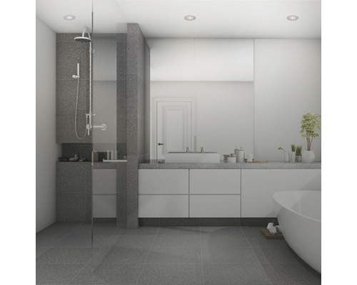 Helles Badezimmer mit Dusche, Waschtisch und Badewanne