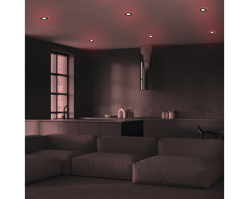 Wohnzimmer mit eingebauten Deckenleuchten und Sofa