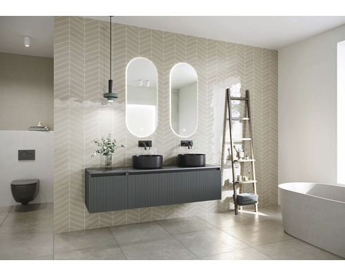 Modernes Badezimmer mit Waschtisch, zwei Spiegeln, Toilette und Badewanne