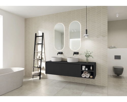 Badezimmer mit Doppelwaschtisch, zwei Spiegeln mit Beleuchtung, Leiterregal und Badewanne