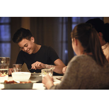 Scène de personnes prenant des repas à une table à manger