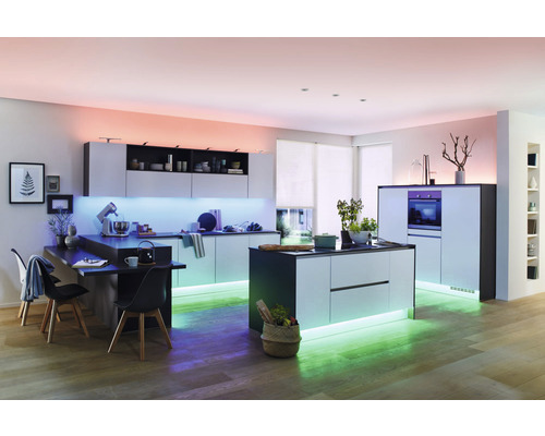 Cuisine moderne avec îlot de cuisine et éclairage LED.