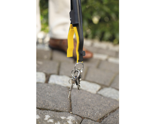 Pince de préhension avec trousseau de clés sur des pavés