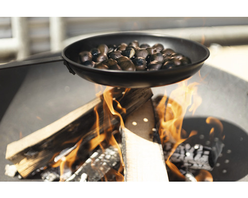 Kastanien in einer Pfanne über offenem Feuer.