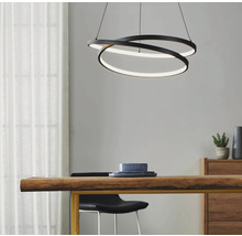 Intérieur moderne avec une suspension LED noire en forme d''anneau au-dessus d''une table en bois