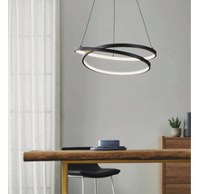 Luminaire suspendu moderne avec trois anneaux entrelacés en métal et éclairage LED intégré au-dessus d''une table à manger
