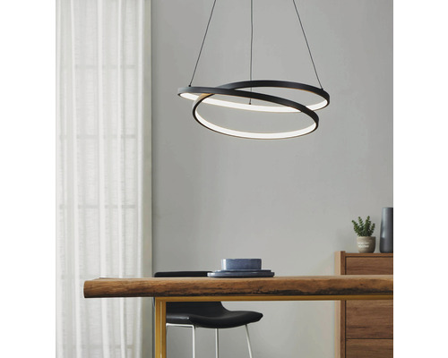 Luminaire suspendu moderne avec trois anneaux entrelacés en métal et éclairage LED intégré au-dessus d''une table à manger