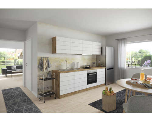 Cuisine lumineuse avec kitchenette, table à manger et vue sur le salon.