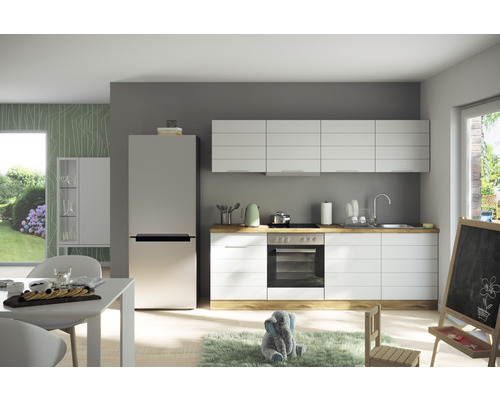 Cuisine lumineuse avec armoires blanches, table de cuisine et chaise
