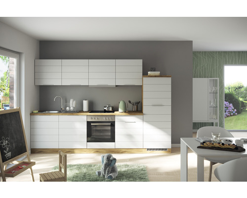 Helle Küche mit weißen Schränken und Holzarbeitsplatte in einem modernen Zuhause.