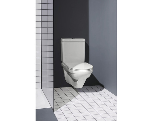 Wand-Tiefspül-WC aus Keramik im Badezimmer mit Fliesenboden und Wandverkleidung