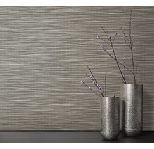 Nahaufnahme einer Strukturtapete mit zwei dekorativen Vasen mit Zweigen