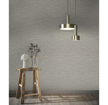 Szene mit gemusterter Tapete, Dekoration und Pendelleuchte