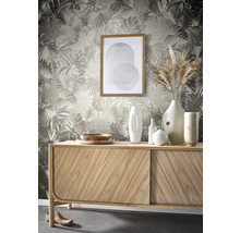 Wohnraum mit floral gemusterter Tapete, Kommode, Dekoration und Bild