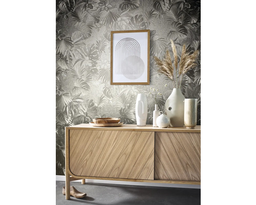 Wohnraum mit floral gemusterter Tapete, Kommode, Dekoration und Bild