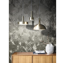 Drei Hängelampen in einem Raum mit botanischer Tapete und einem Holzschrank