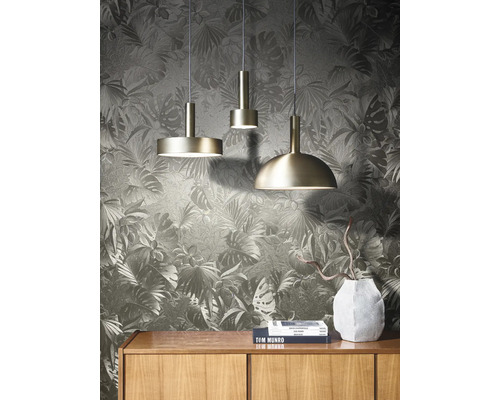 Drei Hängelampen in einem Raum mit botanischer Tapete und einem Holzschrank