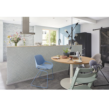 Helle Küche mit Essbereich, Küchentheke mit Muster, Esstisch und Stühlen