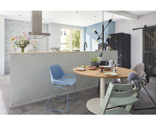 Helle Küche mit Essbereich, Küchentheke mit Muster, Esstisch und Stühlen