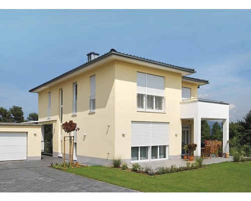 Vue d''une maison avec des volets roulants aux fenêtres