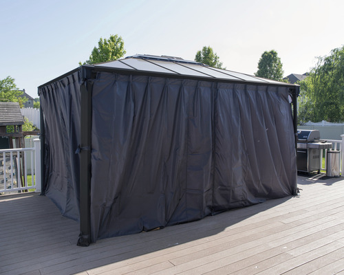 Pavillon avec rideaux fermés sur une terrasse