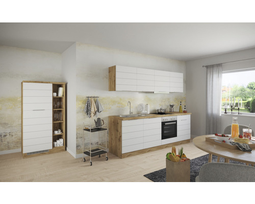 Cuisine claire avec armoire de cuisine, kitchenette et table à manger