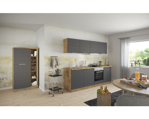 Cuisine lumineuse avec kitchenette, armoire de cuisine et table à manger