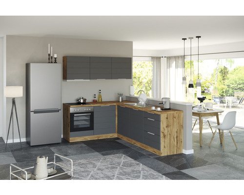 Helle Küche mit grauen Schränken, Holzoberflächen und modernem Design.