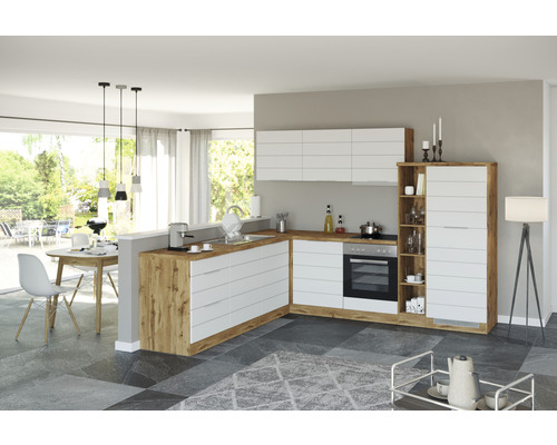 Cuisine moderne avec armoires blanches et éléments en bois, comprenant une table à manger et des chaises.