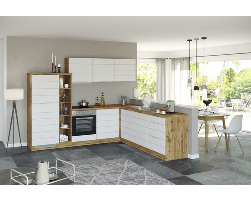 Cuisine claire avec plan de travail en bois et armoires blanches