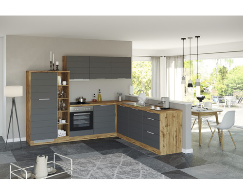 Cuisine moderne avec armoires grises et éléments en bois dans un espace ouvert et lumineux.