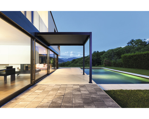 Terrasse moderne avec pergola, piscine et vue panoramique